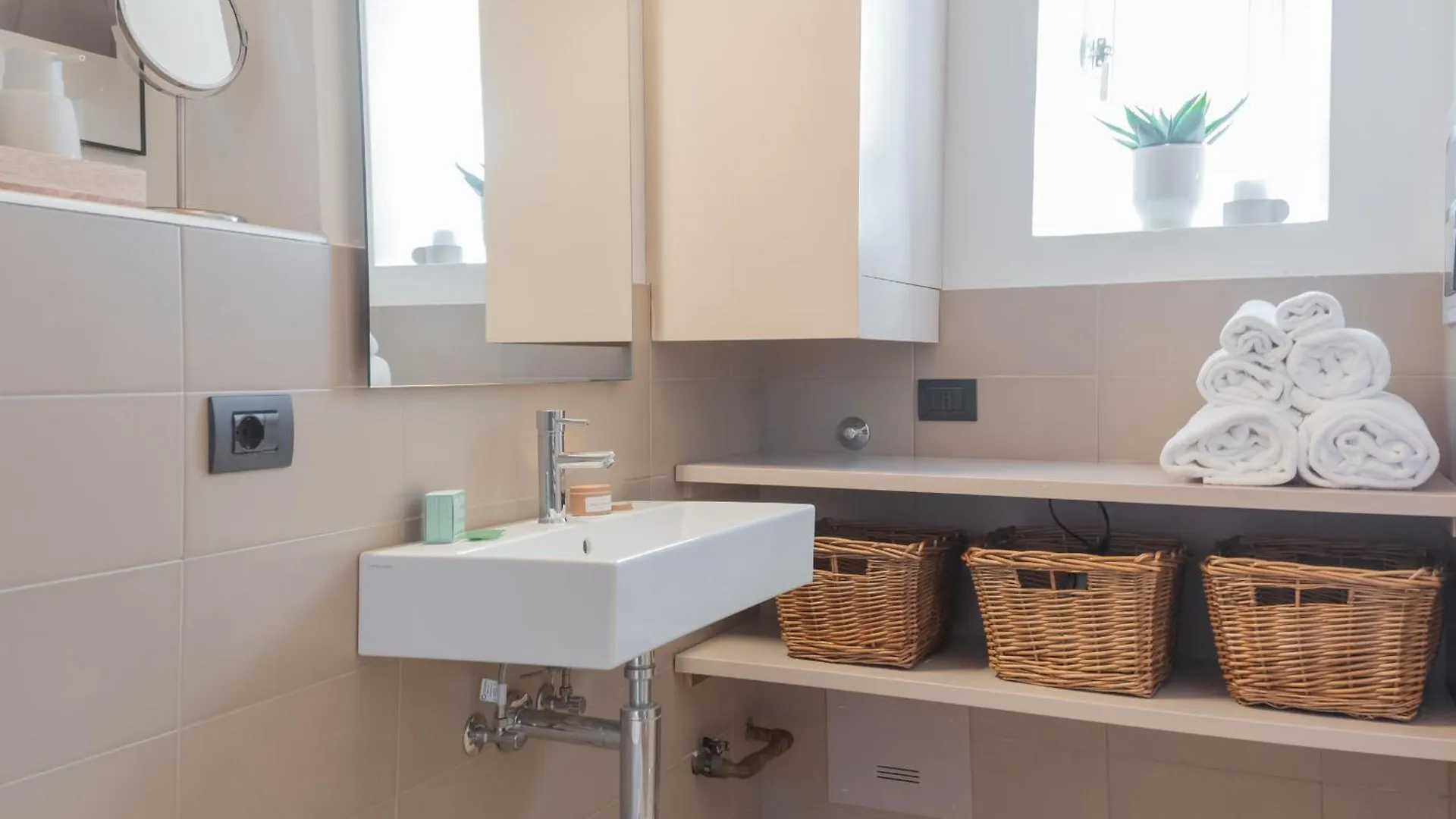 The Printers Home By Rent All Como Apartment